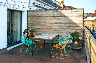 Terrasse avec table et chaises